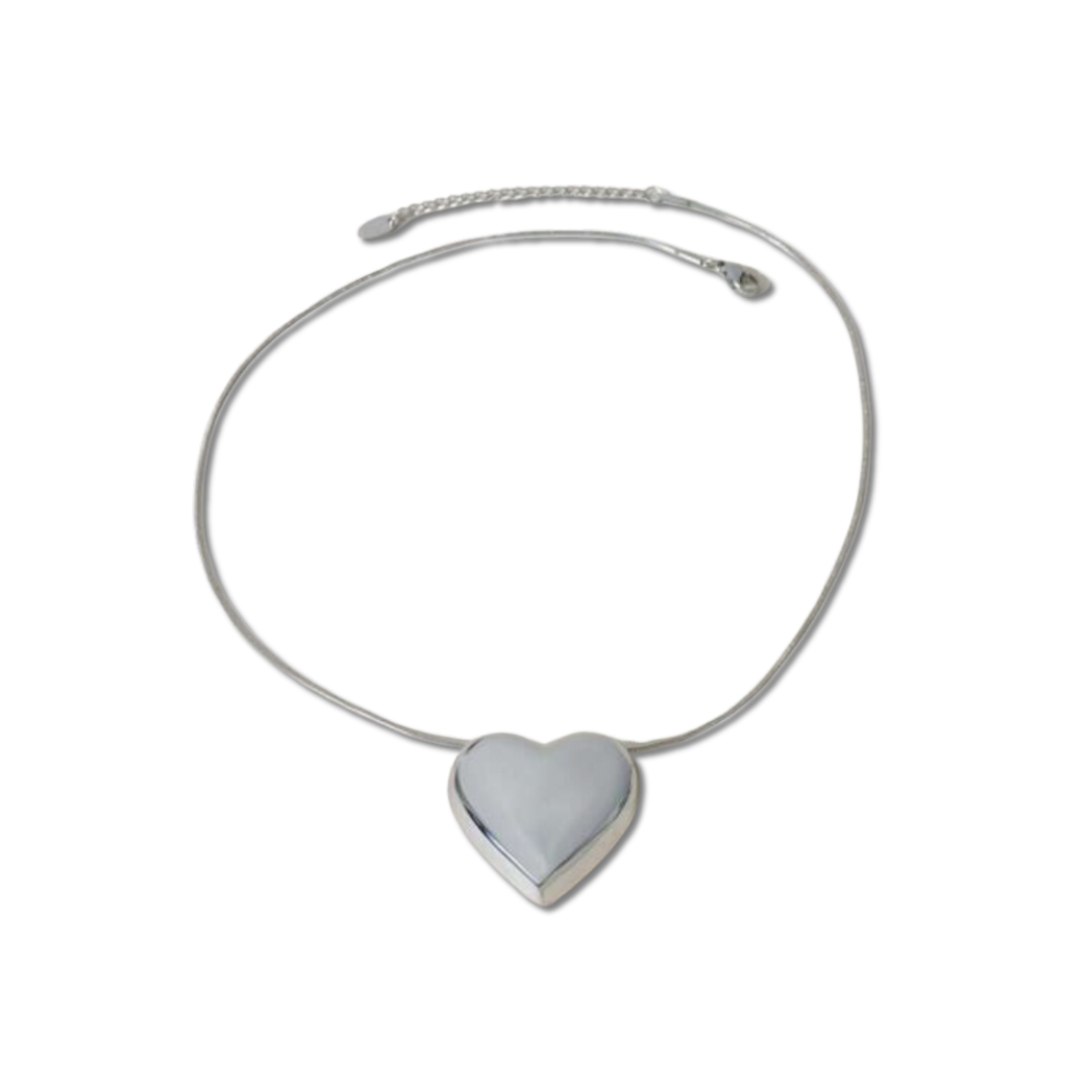 Silver necklace with a heart pendant 